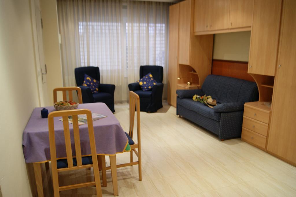 Ferienwohnung Agi Sant Antoni Roses Zimmer foto